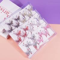 مشبك شعر على شكل فراشة ذات أحجار كريمة.