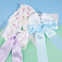 العديد من مقاطع دبابيس البط مع ربطات عنق ملونة متعددة.