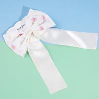 العديد من مقاطع دبابيس البط مع ربطات عنق ملونة متعددة.