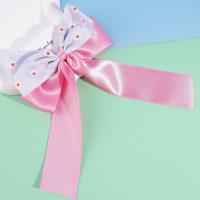 العديد من مقاطع دبابيس البط مع ربطات عنق ملونة متعددة.