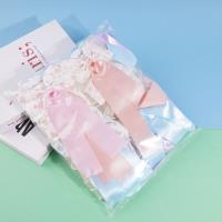 العديد من مقاطع دبابيس البط مع ربطات عنق ملونة متعددة.