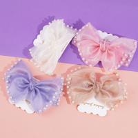 مشبك دجاج بأربطة على شكل لآلئ.