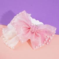 مشبك دجاج بأربطة على شكل لآلئ.