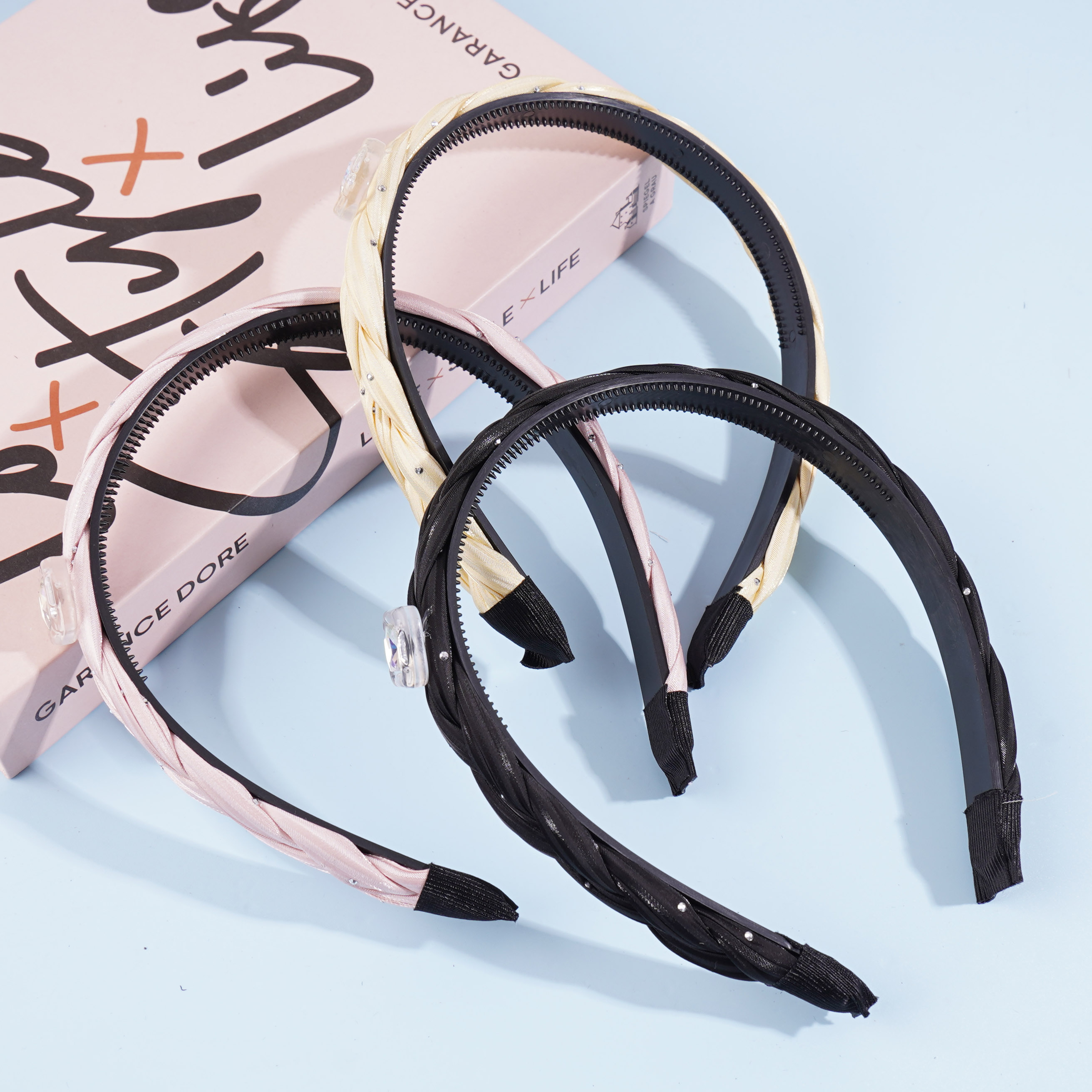 A square-shaped diamond-patterned headband buckle