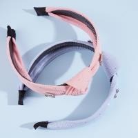 Une pince à cheveux avec un nœud en forme de double papillon et incrustée de diamants.