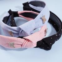 Une pince à cheveux avec un nœud en forme de double papillon et incrustée de diamants.