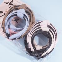 Une pince à cheveux avec un nœud en forme de double papillon et incrustée de diamants.