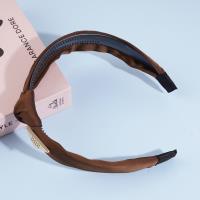 Une pince à cheveux avec un nœud en forme de lettre MIU.