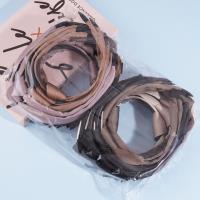 Une pince à cheveux avec un nœud en forme de lettre MIU.