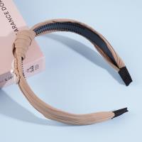 Une pince à cheveux en forme de nœud de perles avec des plis.