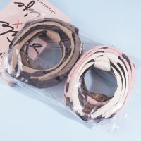 Une pince à cheveux en forme de nœud de perles avec des plis.