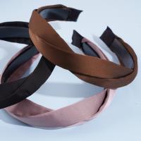 Un accessoire de cheveux en forme de double nœud avec une bordure brillante.