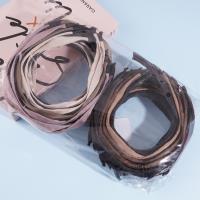 Un accessoire de cheveux en forme de double nœud avec une bordure brillante.