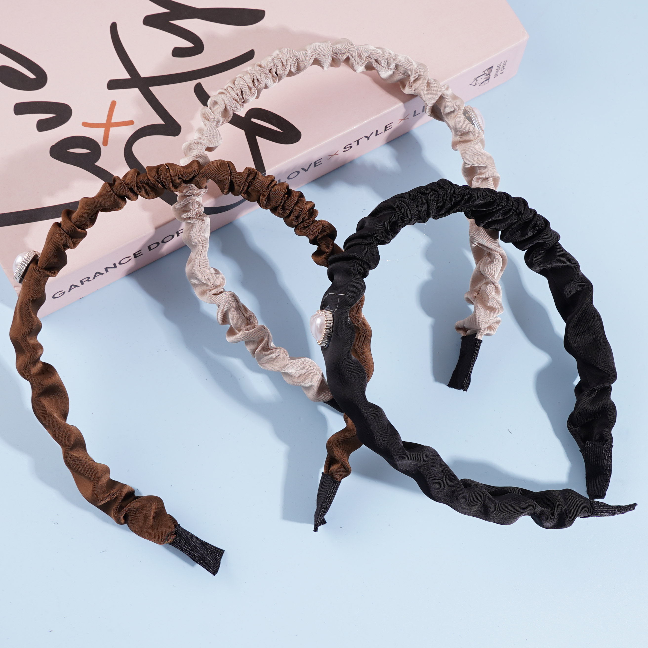 A ruffled heart-shaped pearl headband hairpin