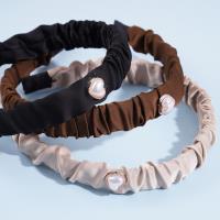 A ruffled heart-shaped pearl headband hairpin