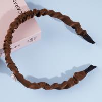 A ruffled heart-shaped pearl headband hairpin