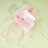 دبوس دجاجة مزين بنقاط من اللآلئ على شكل شريط صغير.