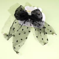 دبوس دجاجة مزين بنقاط من اللآلئ على شكل شريط صغير.