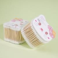 مسحات قطنية على شكل رأس قطة في علبة كبيرة.