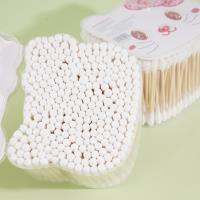 مسحات قطنية على شكل رأس قطة في علبة كبيرة.