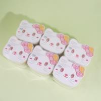 مسحات قطنية على شكل رأس قطة في علبة كبيرة.