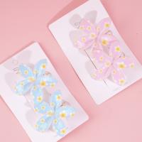 دجاجة تندرو مع لحم البطة مغطاة بمزيج من الزهور الملونة.