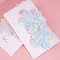 دجاجة تندرو مع لحم البطة مغطاة بمزيج من الزهور الملونة.