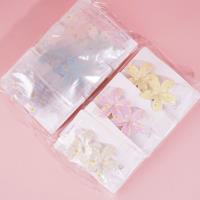 دجاجة تندرو مع لحم البطة مغطاة بمزيج من الزهور الملونة.