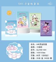 Un carnet de notes A6 avec une couverture dorée de Sanrio.