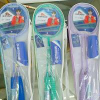 The Shingwei badminton racket 5585-2 features a sponge handle and comes with a ball.