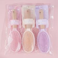 Une brosse à air comprimé avec une poignée en bois ovale et une corde de suspension, datant de 1978.