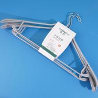 حاملات الملابس المضادة للانزلاق 606 مع أغطية للأكتاف، 3 قطع.