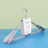 حاملات الملابس المضادة للانزلاق 606 مع أغطية للأكتاف، 3 قطع.