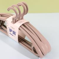 5 cintres en plastique à large épaule 508 pièces.