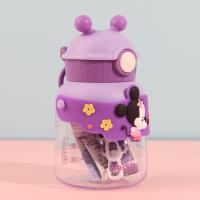 Une tasse de dessin animé de 9071 avec une paille en plastique.