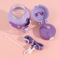 Une tasse de dessin animé de 9071 avec une paille en plastique.