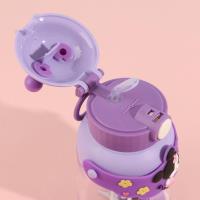 Une tasse de dessin animé de 9071 avec une paille en plastique.