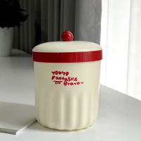 Poubelle de bureau TD-1011 en forme de bonbon rouge.
