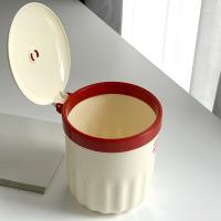 Poubelle de bureau TD-1011 en forme de bonbon rouge.