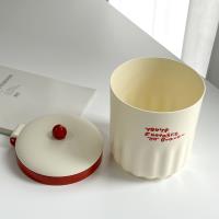 Poubelle de bureau TD-1011 en forme de bonbon rouge.