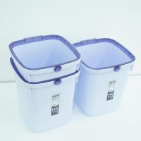 Le LD-325 est une poubelle carrée avec un couvercle en forme de sourire.