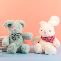 30 petites écharpes en peluche représentant des lapins en tant que jouets.