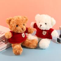 سويتر مضلع بألوان متعددة مع دب محشو بالفراء كلعبة للأطفال.