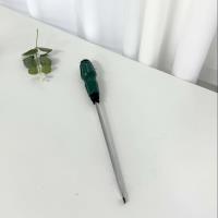 Une visseuse à tête plate de 37 cm.