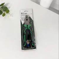 Pince à bec long de 8 pouces de qualité professionnelle, avec une poignée noire et verte.