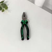 Pince à bec long de 8 pouces de qualité professionnelle, avec une poignée noire et verte.