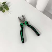 Pince à bec long de 8 pouces de qualité professionnelle, avec une poignée noire et verte.