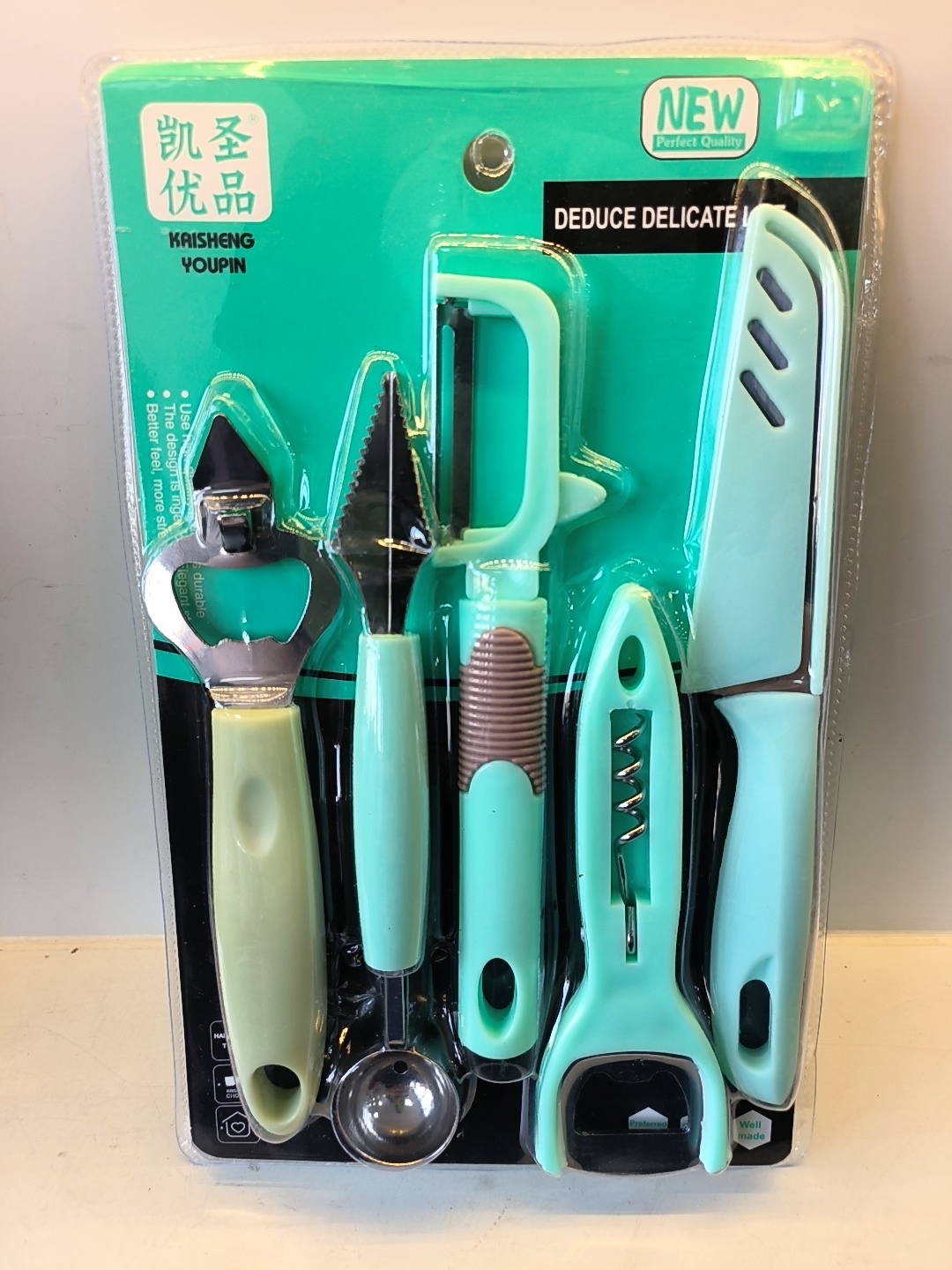 The Kai Sheng K-184 fruit carving set includes 5 pieces and comes with a double foam box.