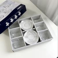 Un ensemble de verres à martini avec des motifs de peau d'arbre sur la surface et des rayures verticales martelées.