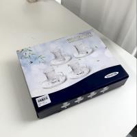 Un ensemble de verres à martini avec des motifs de peau d'arbre sur la surface et des rayures verticales martelées.